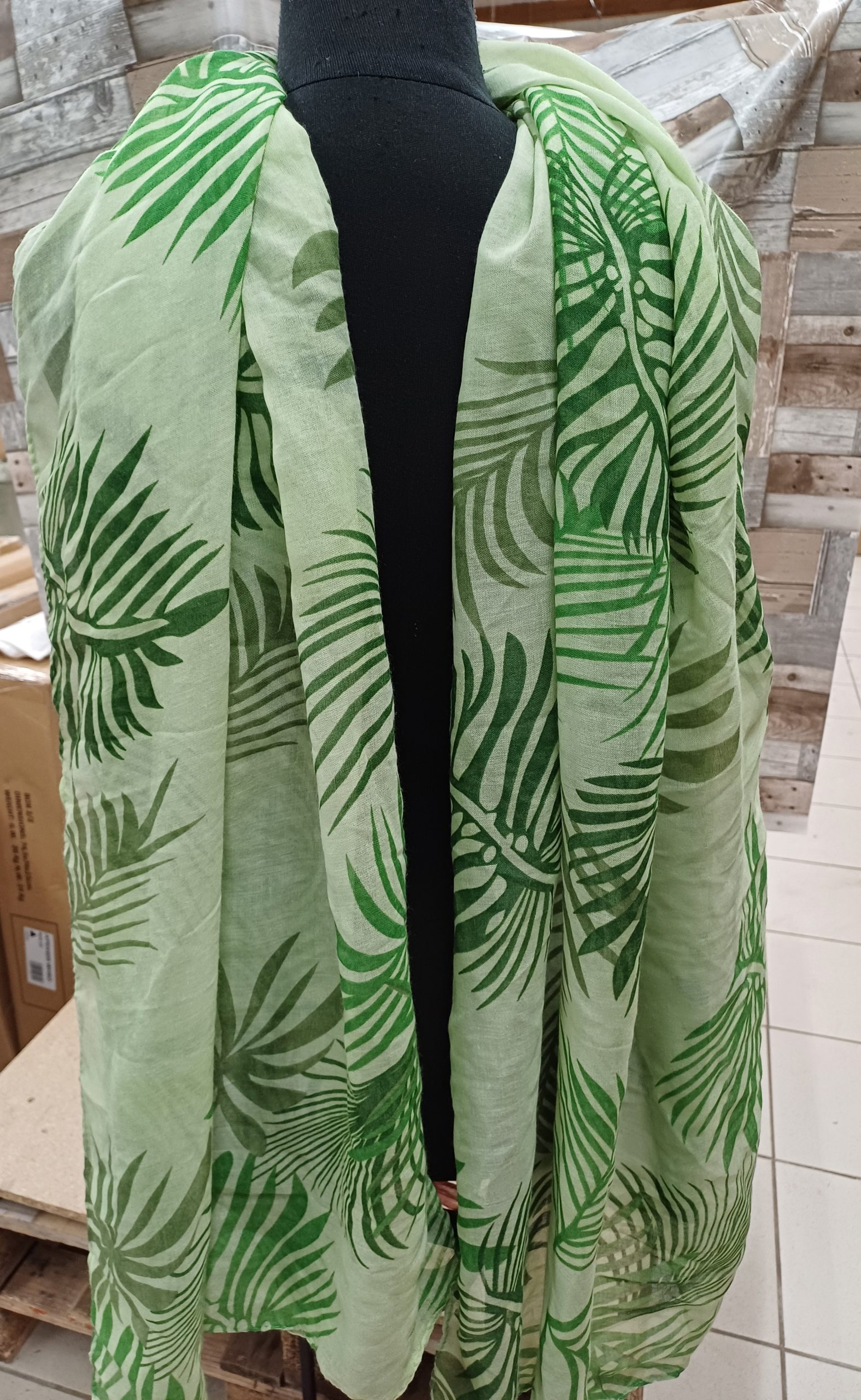 Foulard vert imprimé feuilles