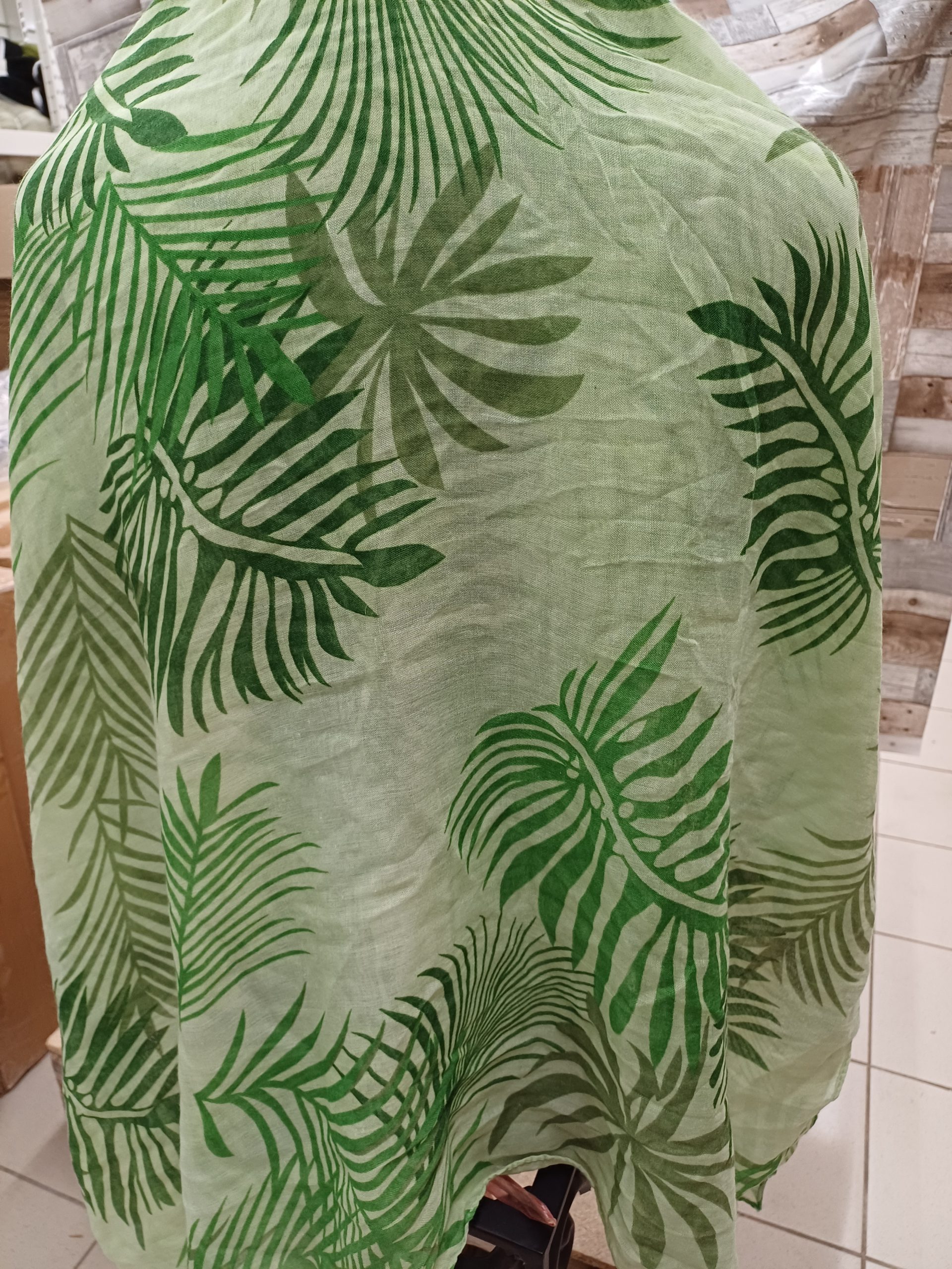 Foulard vert imprimé feuilles – Image 2