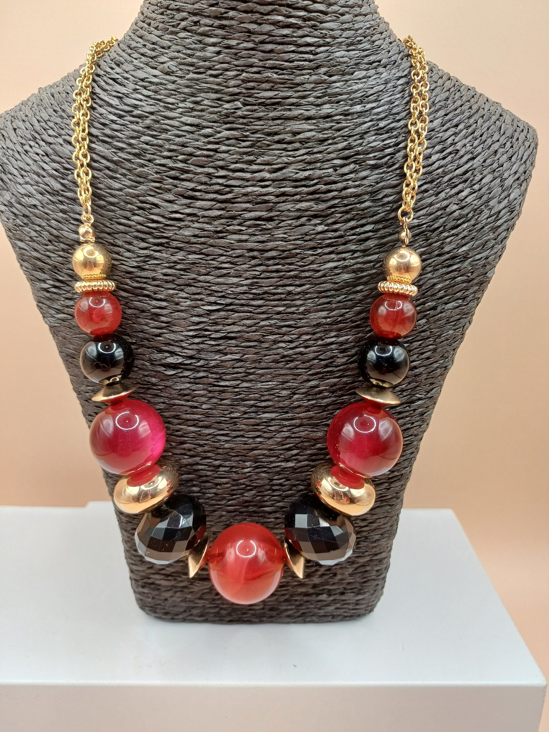 Collier doré boules rouge et noir N°108