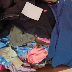 Lot de 50 vêtement adultes neuf *9