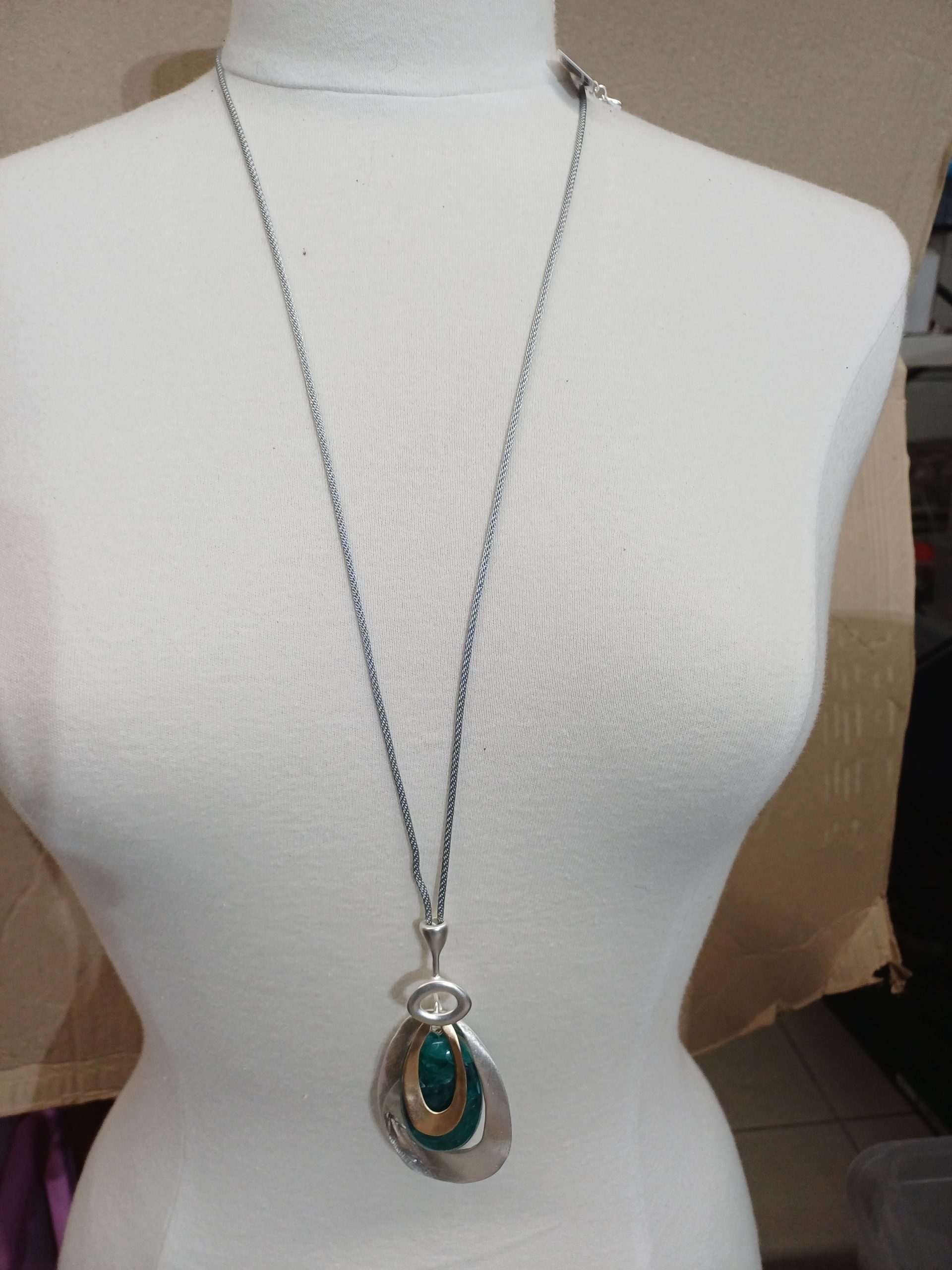 Collier sautoir couleur argent et vert N°102 – Image 2