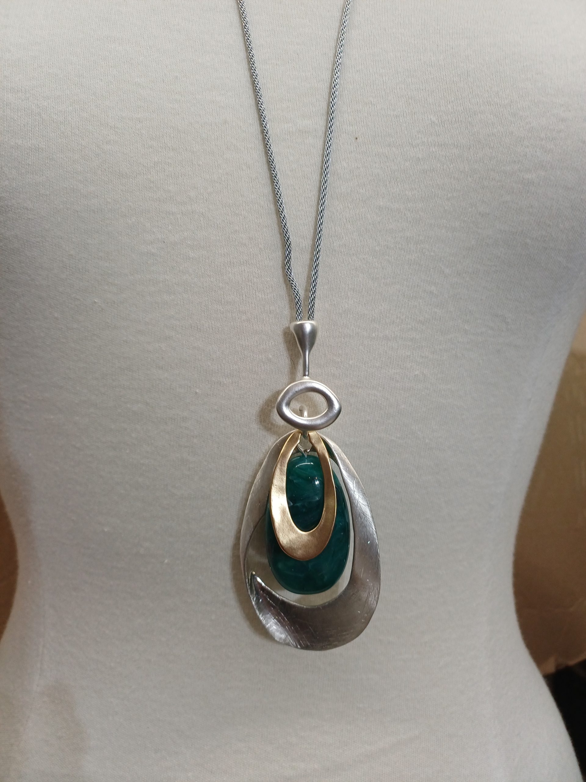 Collier sautoir couleur argent et vert N°102