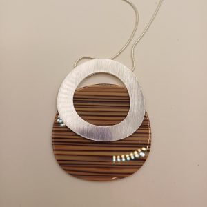 Collier sautoir couleur argent et marron N°100